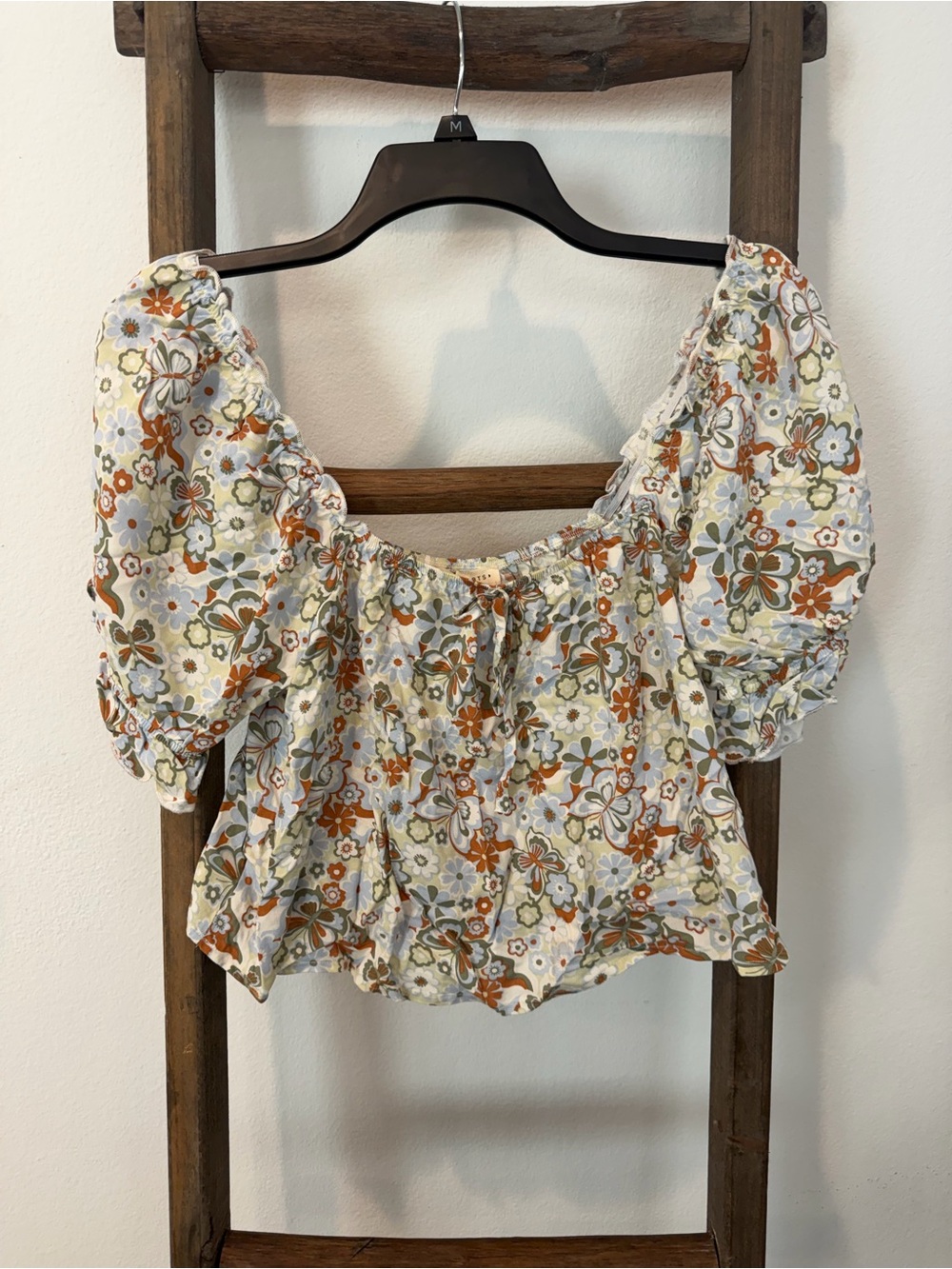 La Hearts Floral Puff-Sleeve Crop Top in Cream, Brown & Green